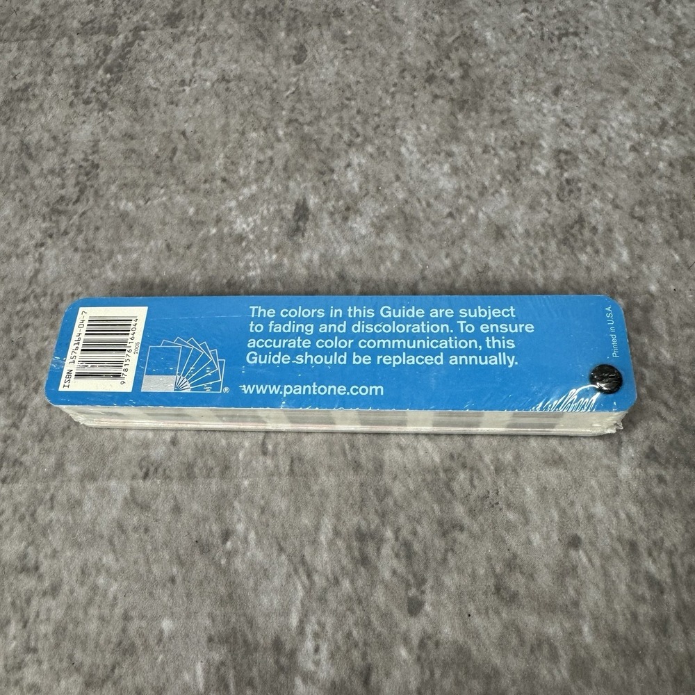 2005 Pantone Formula Guide Solid Matte ISBN 1-576164-04-7 First Ed. Fan Format - Picture 2 of 4